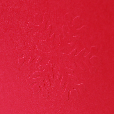 rote Weihnachtskarten mit geprägtem Eiskristall