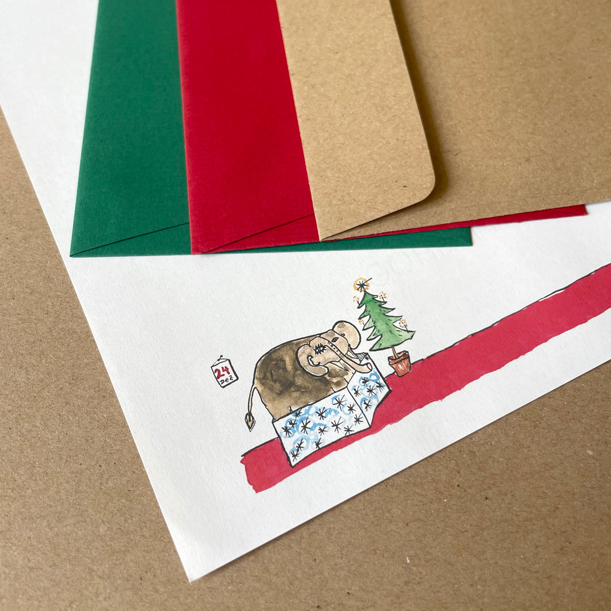 witziges Weihnachts-Briefpapier mit farbigen Umschlägen