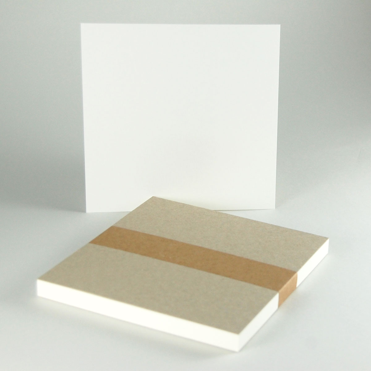 weißes Recyclingpapier zum Einlegen in quadratische Klappkarten