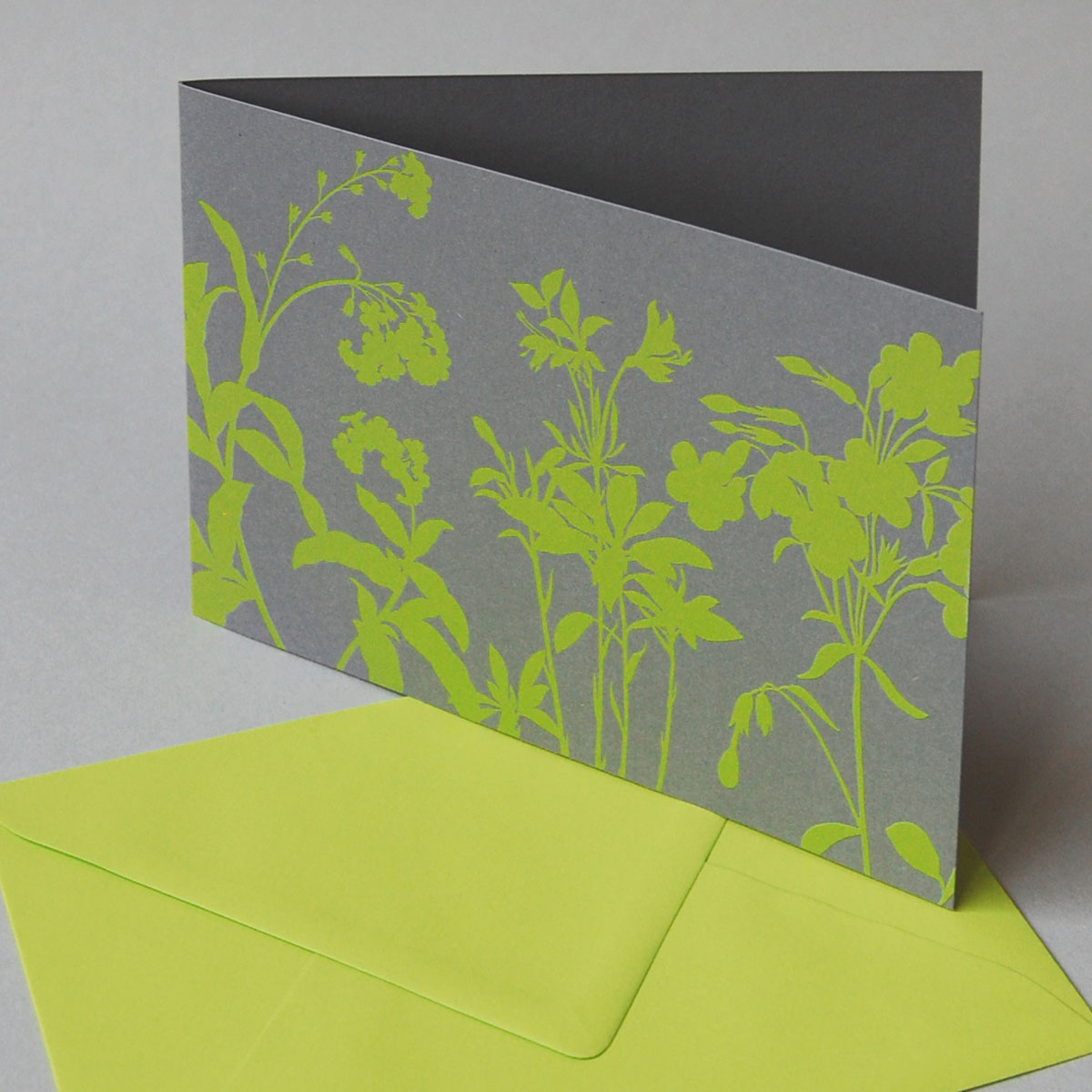 Wiese mit Blumen, Recycling-Grüße mit hellgrünen Kuverts, Klappkarten