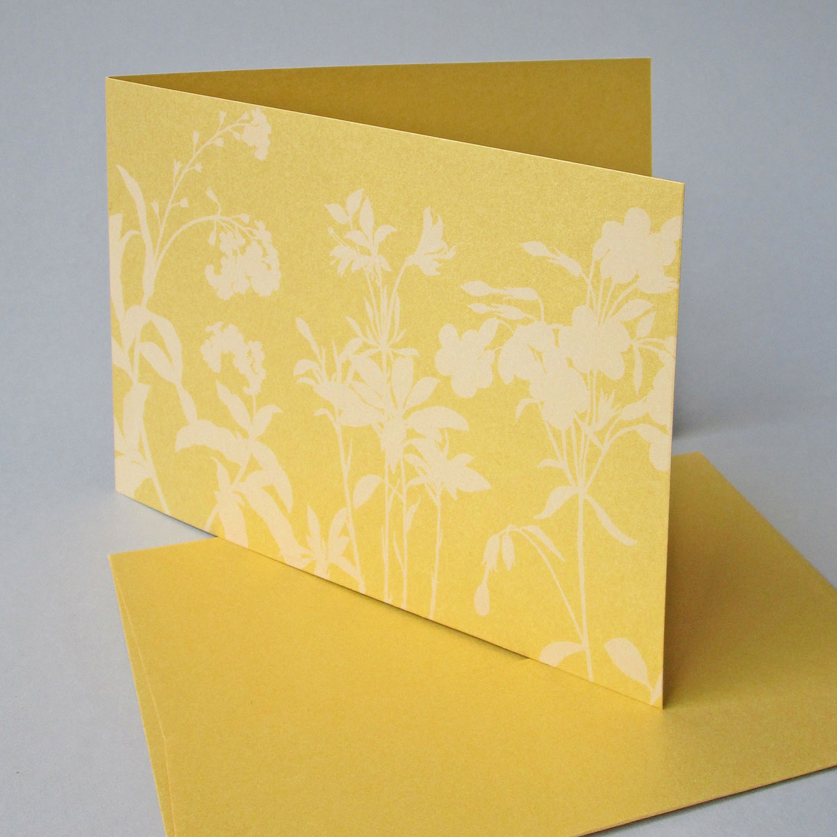 Wiese mit Blumen, edel schimmernde goldene Recycling-Grußkarten aus goldenen Recyclingumschlägen