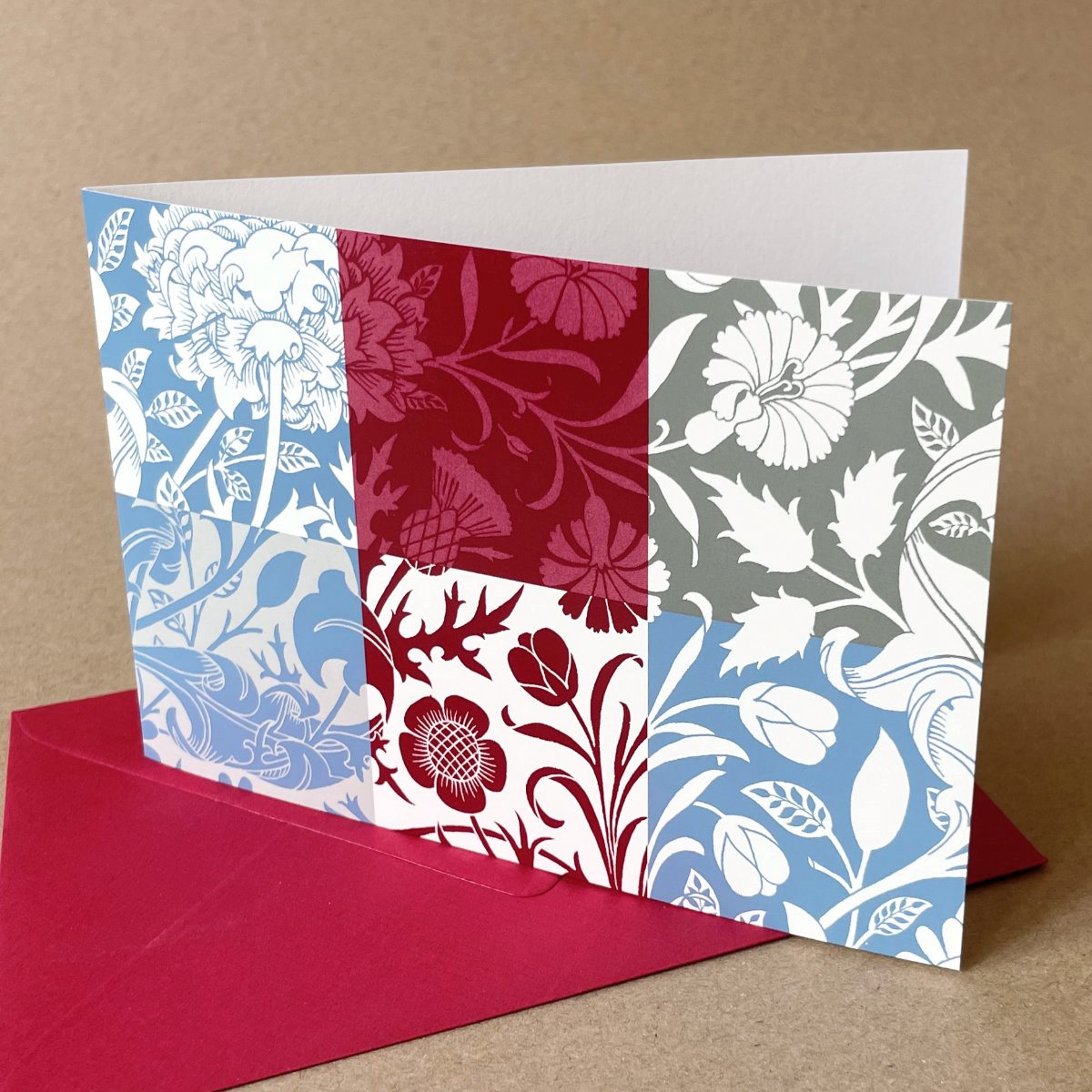 rote Design-Klappkarten mit floralen Ornamenten und roten Kuverts