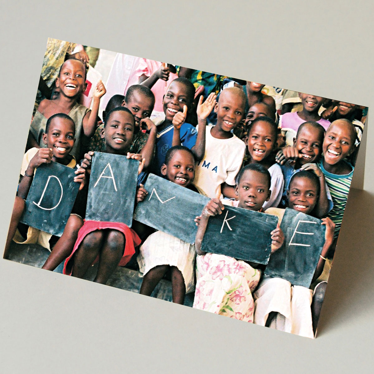 Kinder mit Danke auf einem Schild, Grußkarten der Kinderhilfsorganisation burundikids