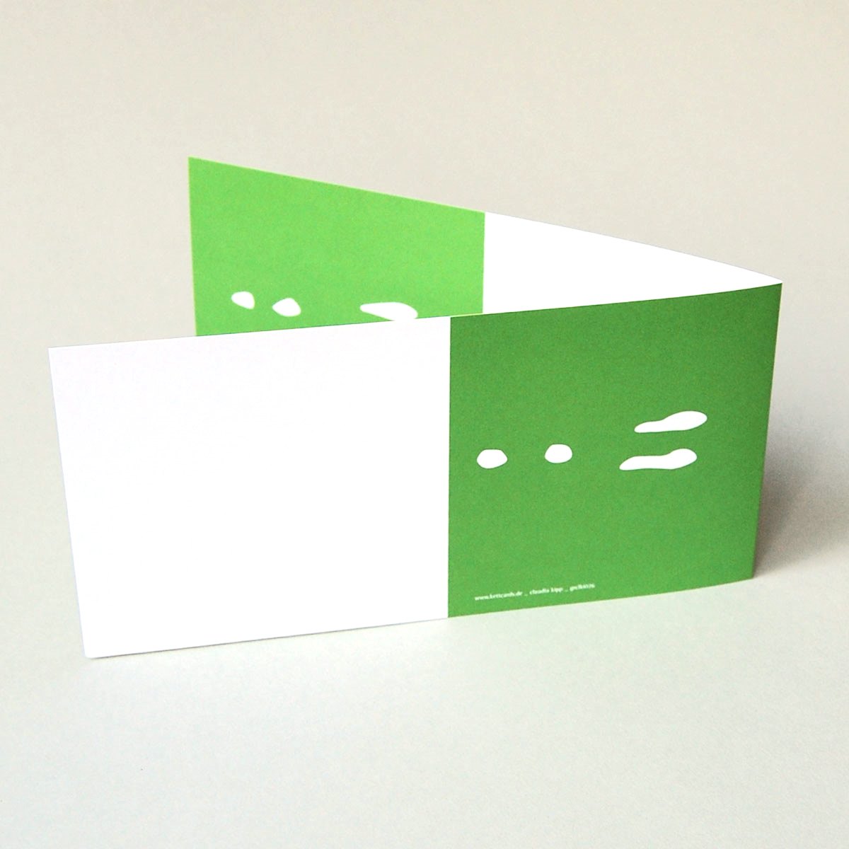 grüne Design-Karten für Ostern mit Hasenspuren