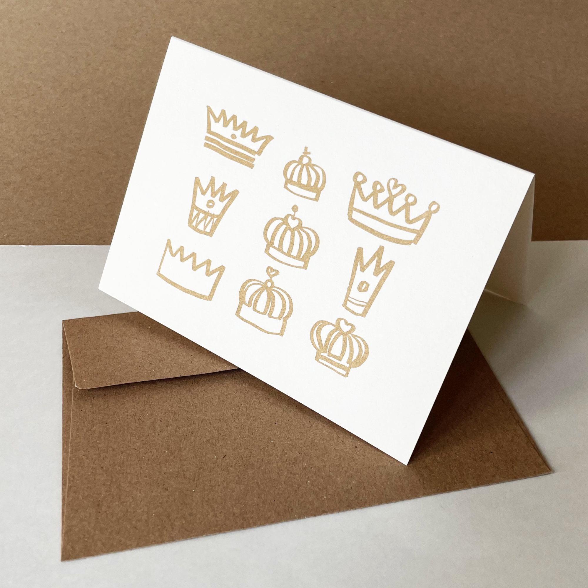 Kronen für alle! golden gedruckte Grußkarten mit braunen Recyclingkuverts