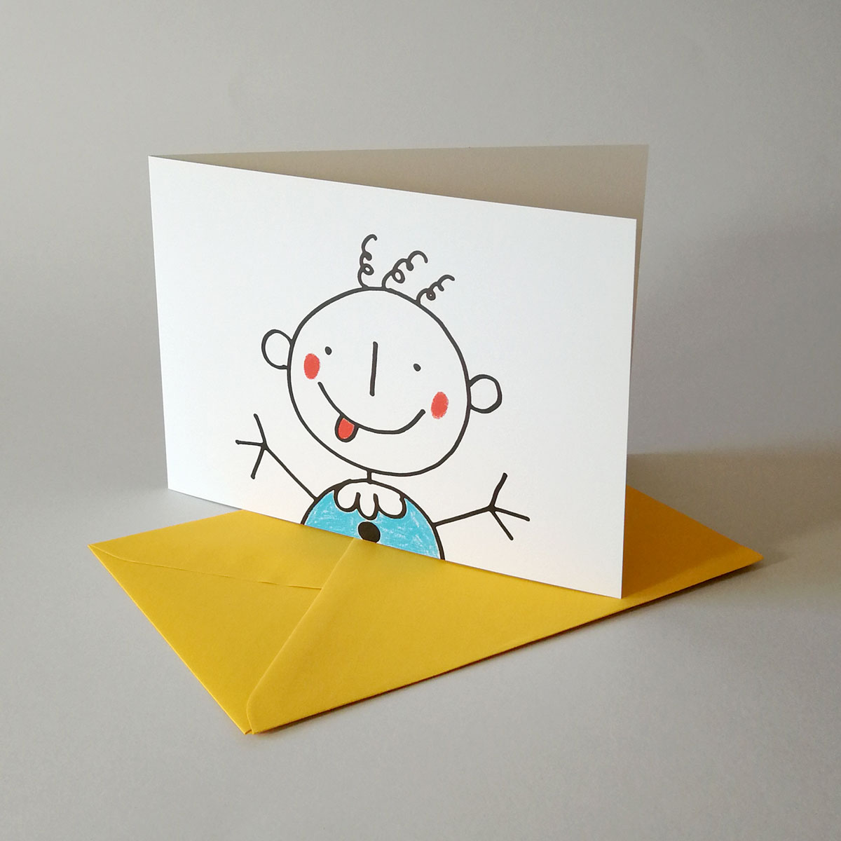 Baby mit blauem Body, fröhliche Geburtsanzeigen zum Kind mit farbigem Umschlag