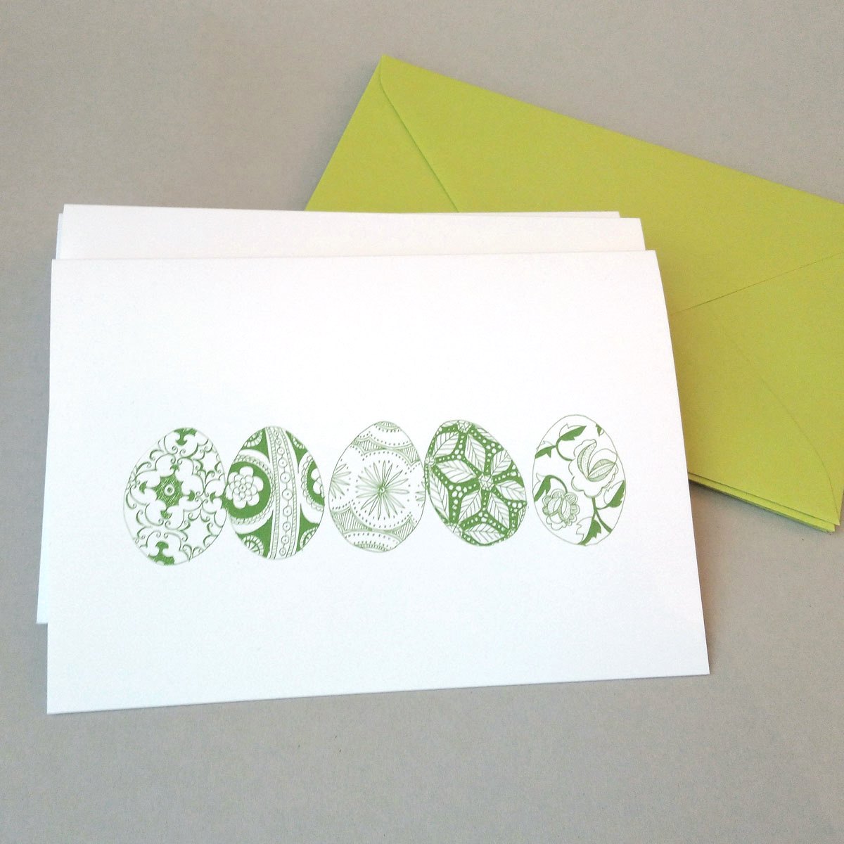 Eierreihe, grün gedruckte Osterkarten mit hellgrünen Umschlägen