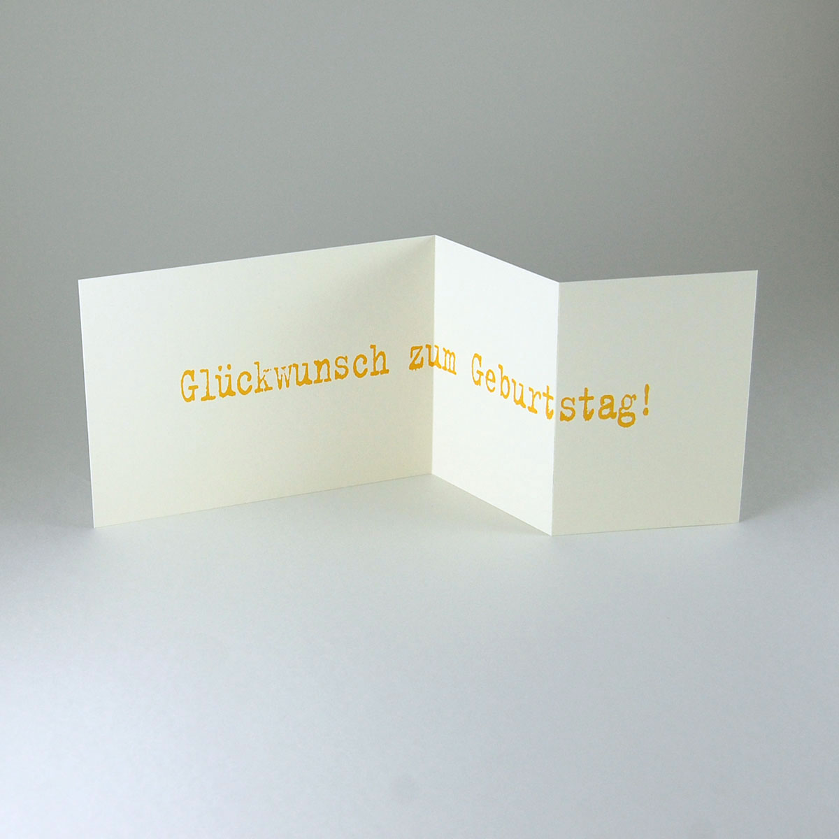 Recycling-Glückwunschkarte mit orange gedruckten Text: Glückwunsch zum Geburtstag!