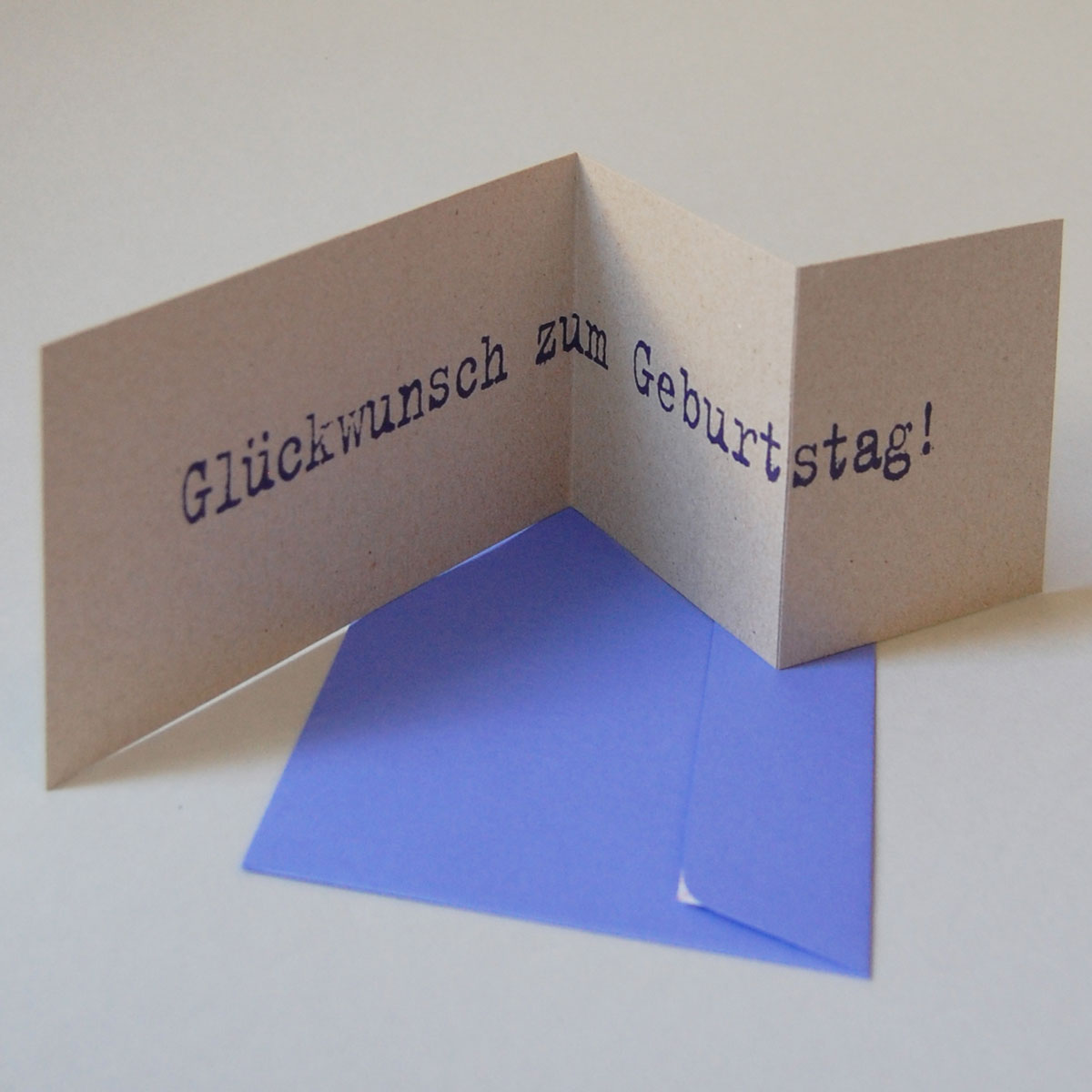 Design-Glückwunschkarten mit lila Kuverts: Glückstag!