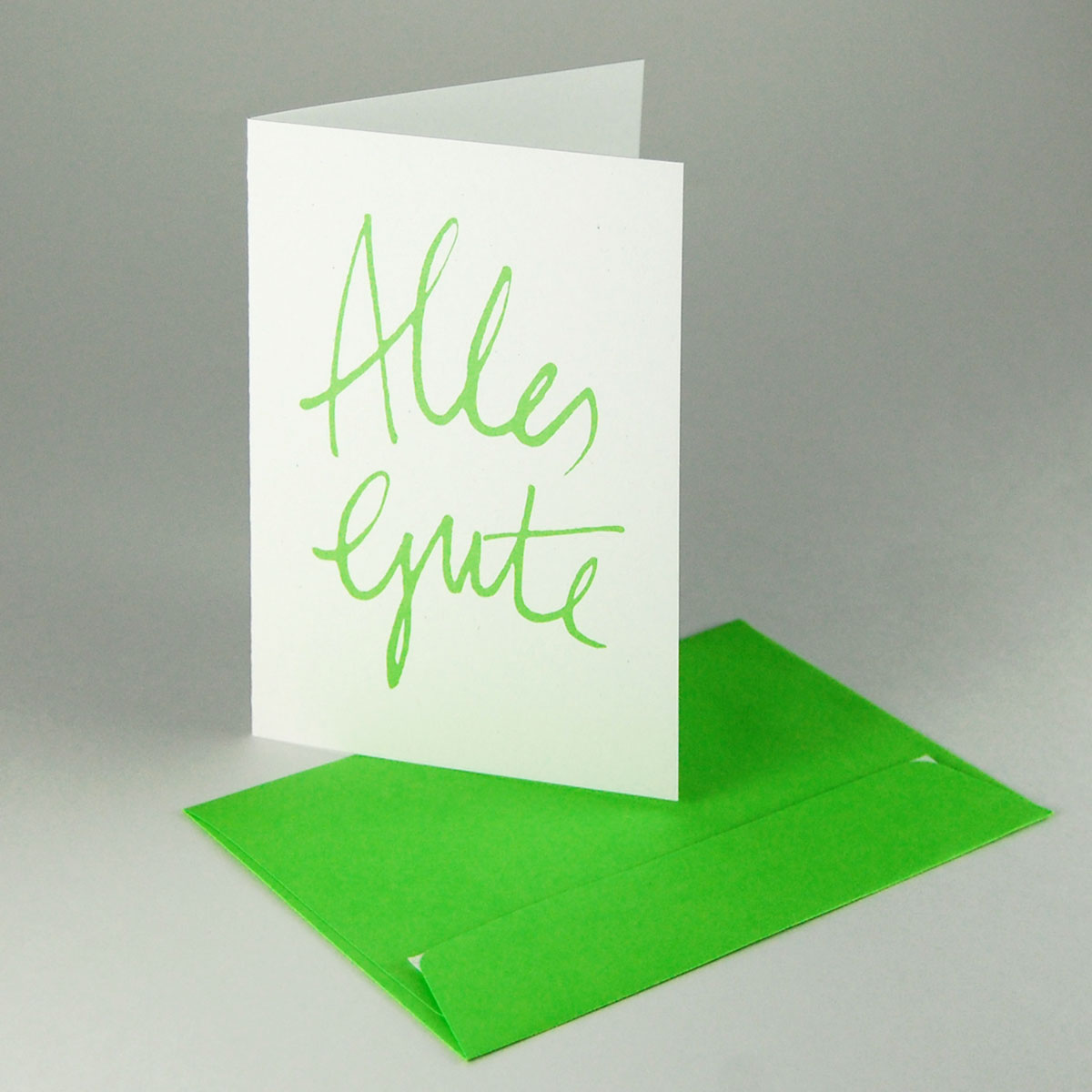 Alles Gute, Recycling-Glückwunschkarte mit grünen Handlettering und grünen Umschlägen