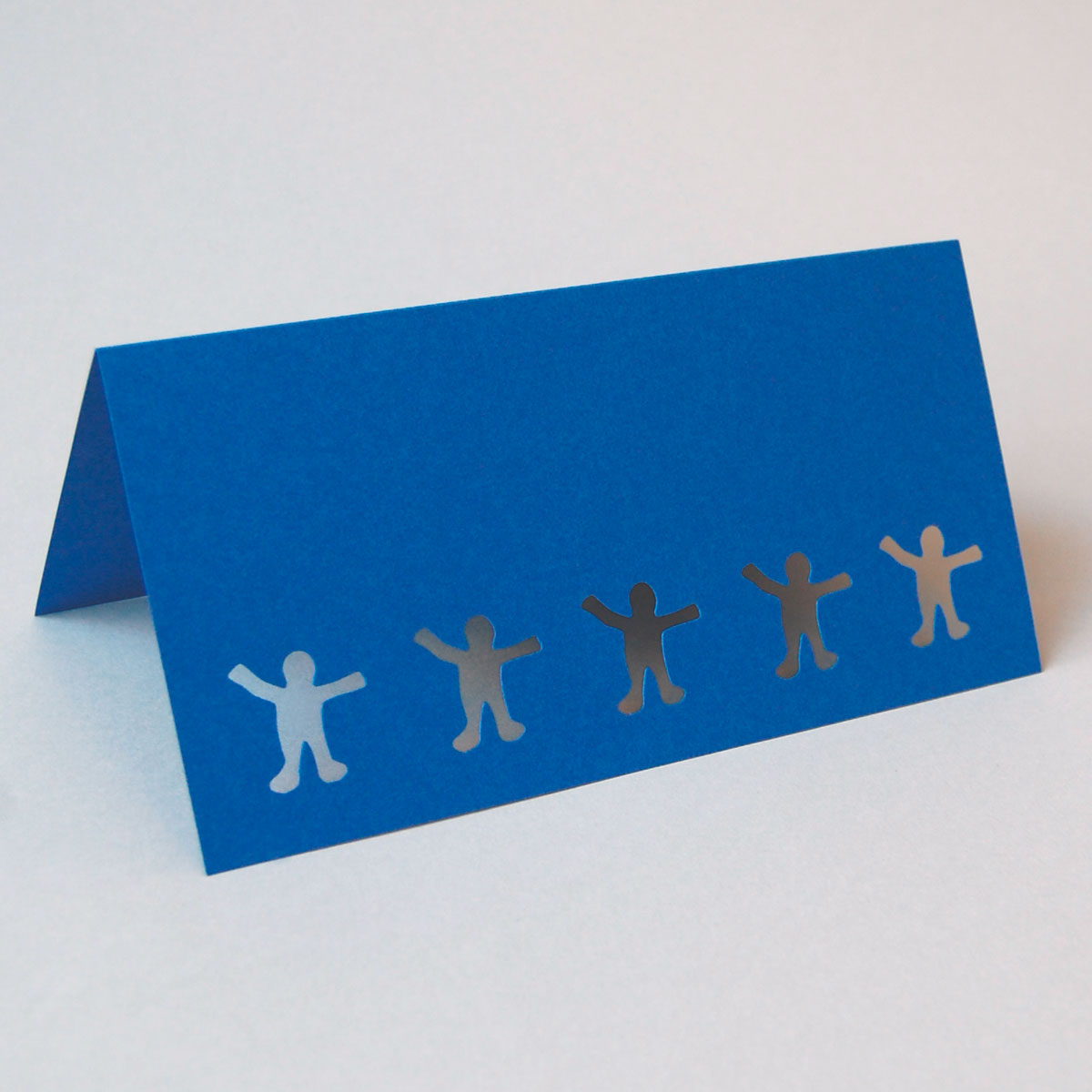 unbedruckte Glückwunschkarten aus blauem Karton mit 5 ausgestanzten Figuren