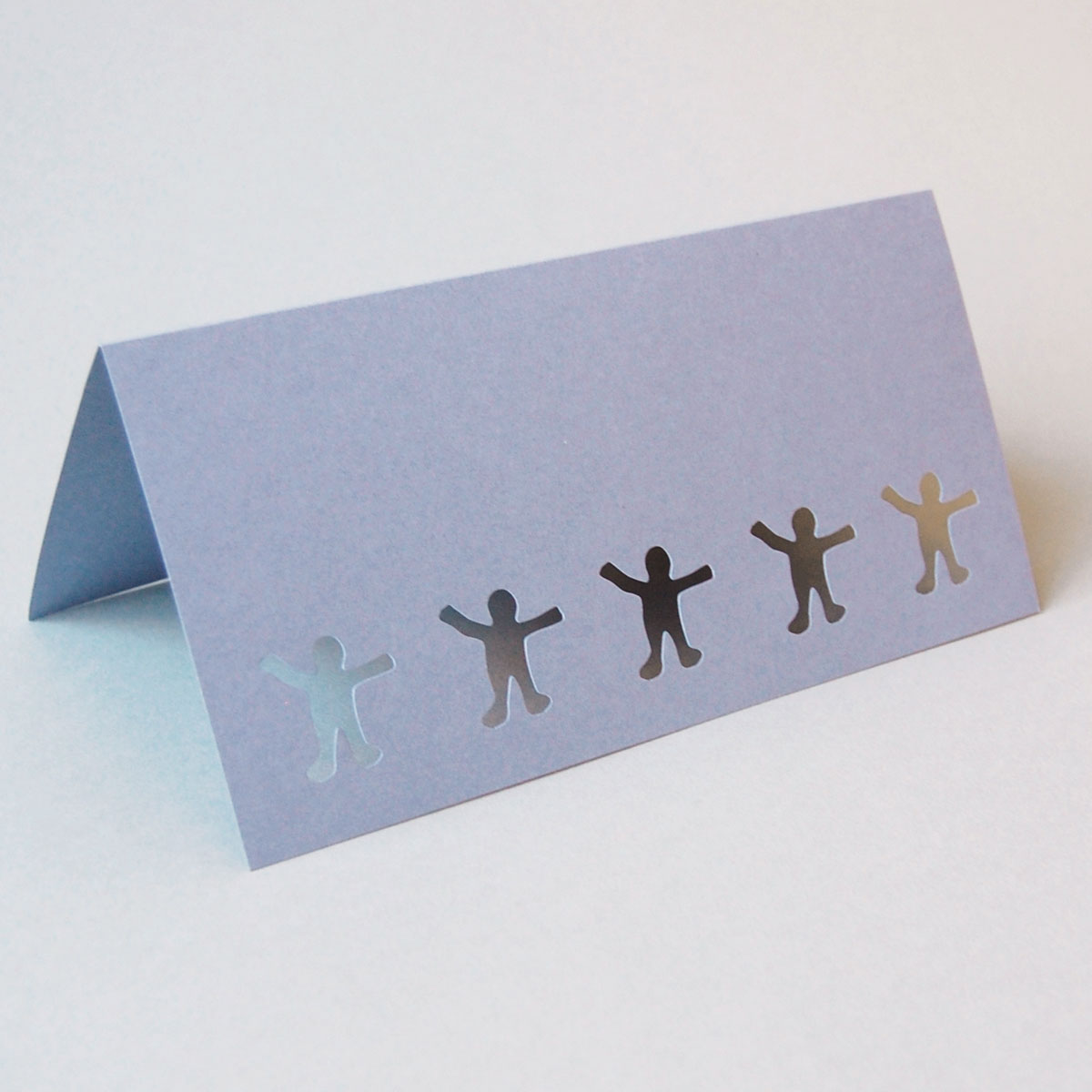 unbedruckte Glückwunschkarten aus fliederfarbenem Karton mit 5 gestanzten Figuren
