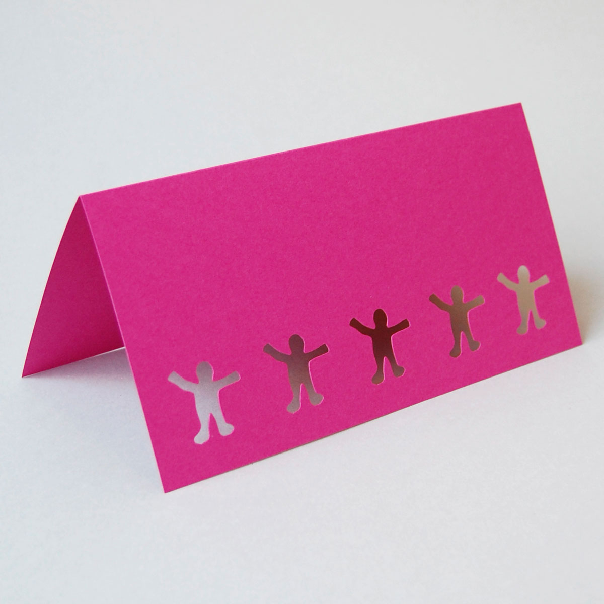 unbedruckte Glückwunschkarten aus pinkem Karton mit 5 gestanzten Figuren