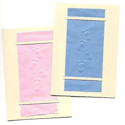 Geburtsanzeigen mit Fußabdrücken auf rosa oder blauem Papier