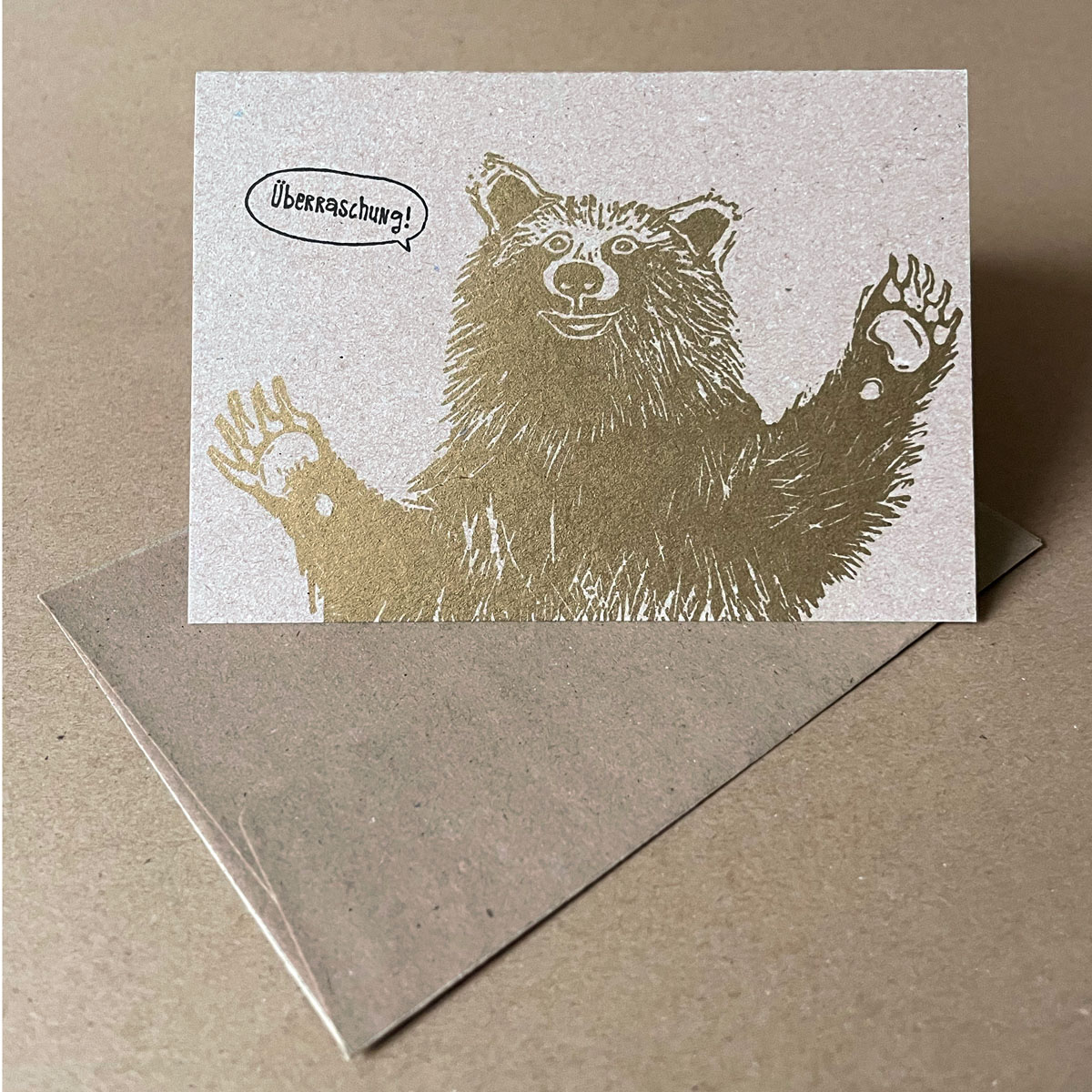 &Uuml;berraschung, graue Recyclingkarten mit grauen Recycling-Umschl&auml;gen