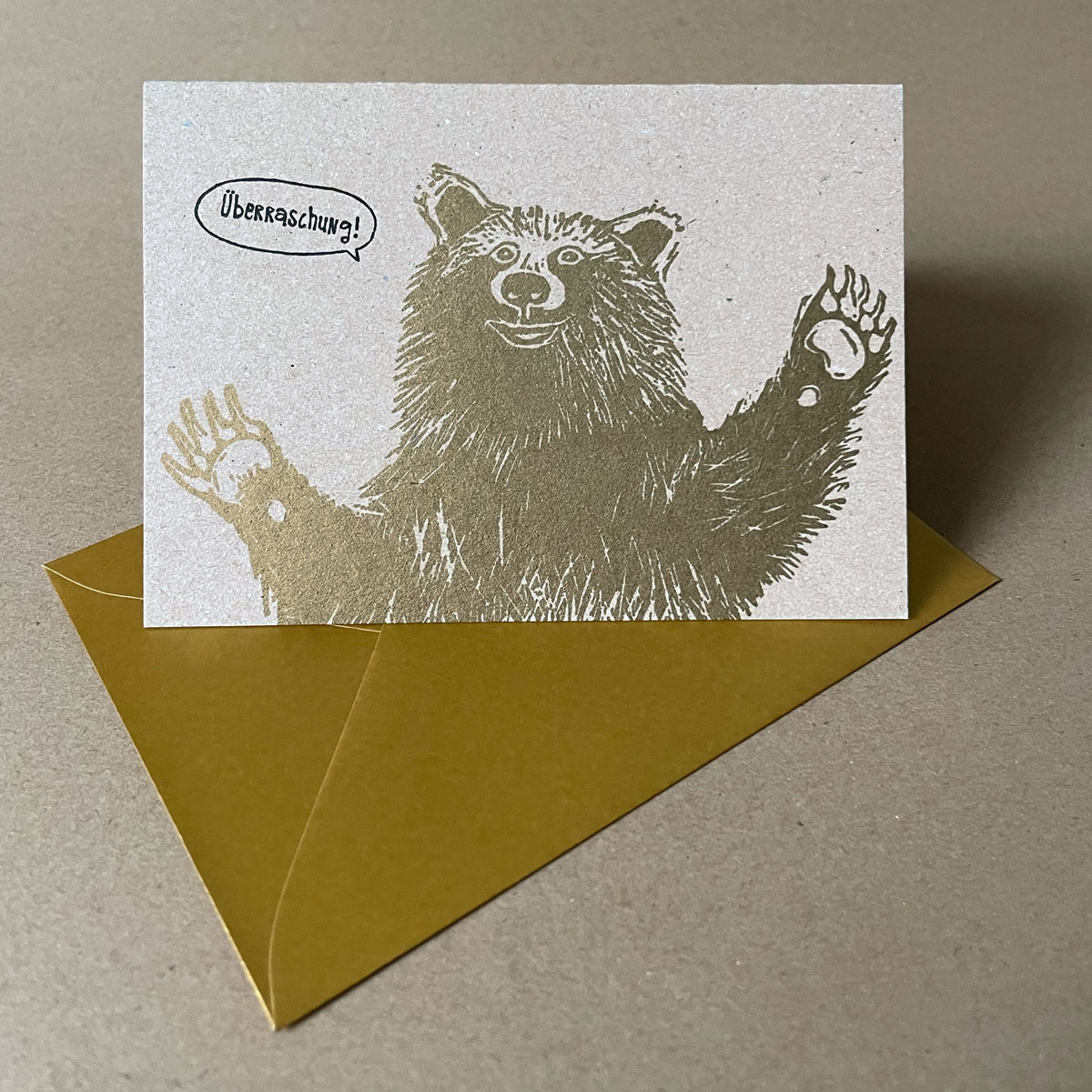 &Uuml;berraschung, Recycling-Gl&uuml;ckwunschkarten mit goldenen Umschl&auml;gen