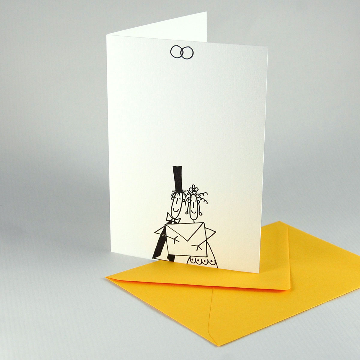 Einladungskarten für die Hochzeit mit farbigen Kuverts Braut und Bräutigam mit großem Briefumschlag