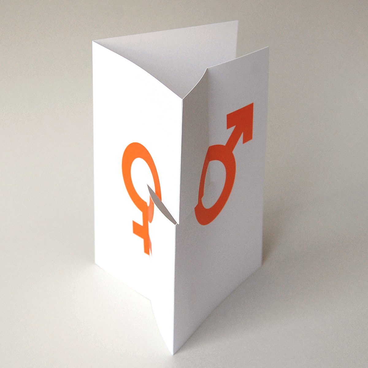 orange Design-Hochzeitskarten, leicht auseinandergezogen