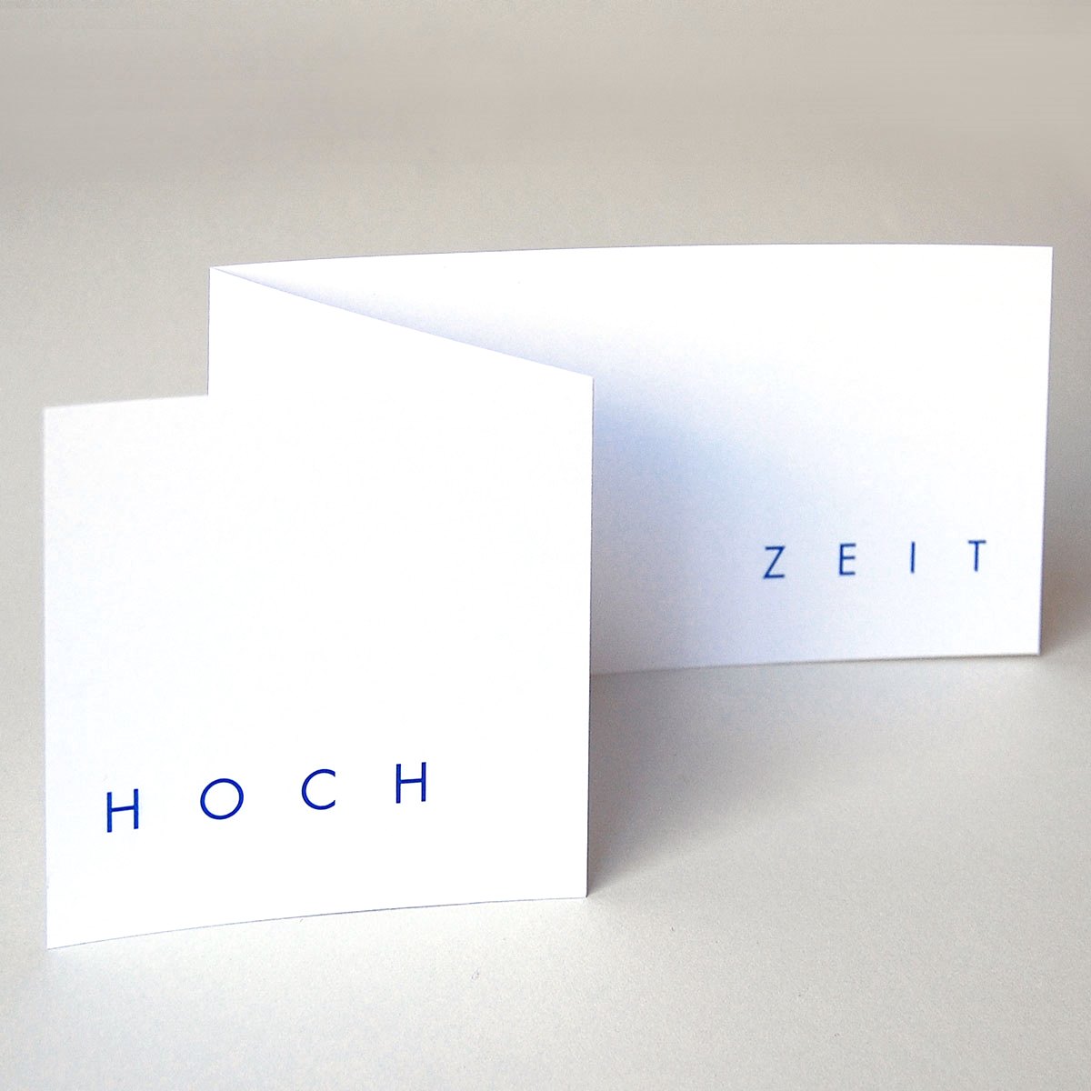 Design-Hochzeitskarten: HOCH ZEIT mit dezentem blauen Druck auf weißem Karton