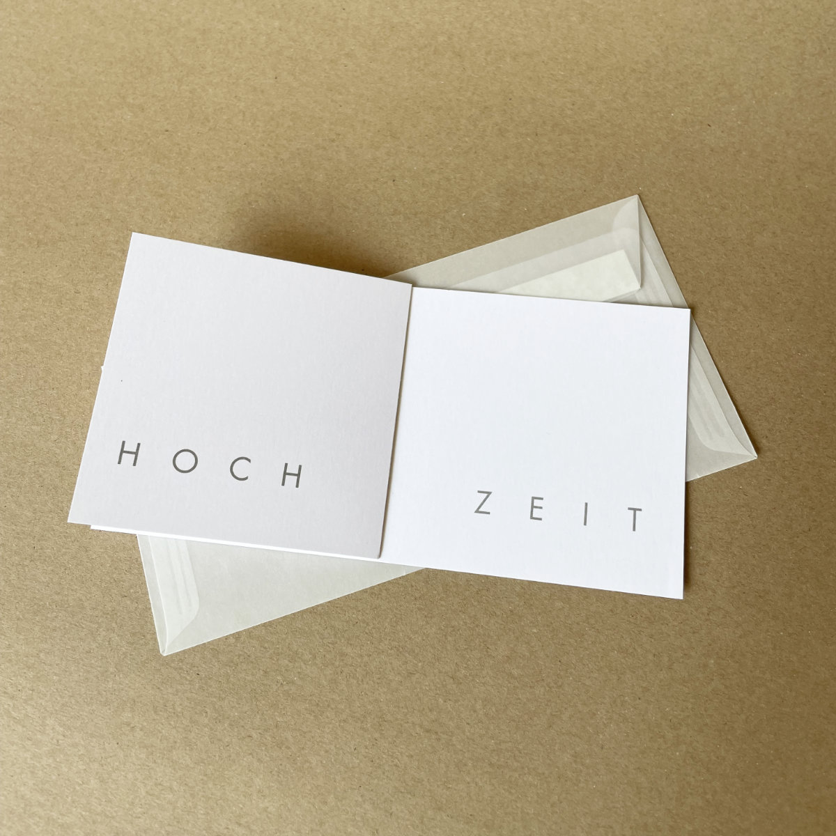 Design-Hochzeitskarten mit Transparentumschlägen