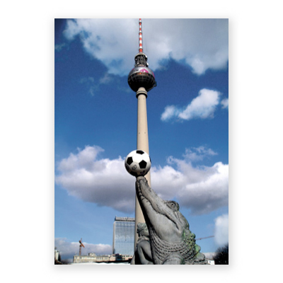 Fernsehturm und Neptunbrunnen. Fußball-Postkarten, kapitale Ballberührung, Berlin am Ball
