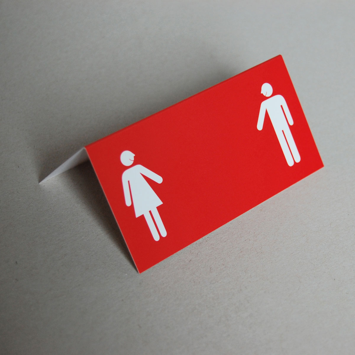rote Design-Tischkarten mit Mann und Frau