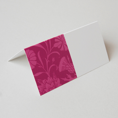 moderne Design-Tischkarten mit floralen Ornamenten in rot und türkis