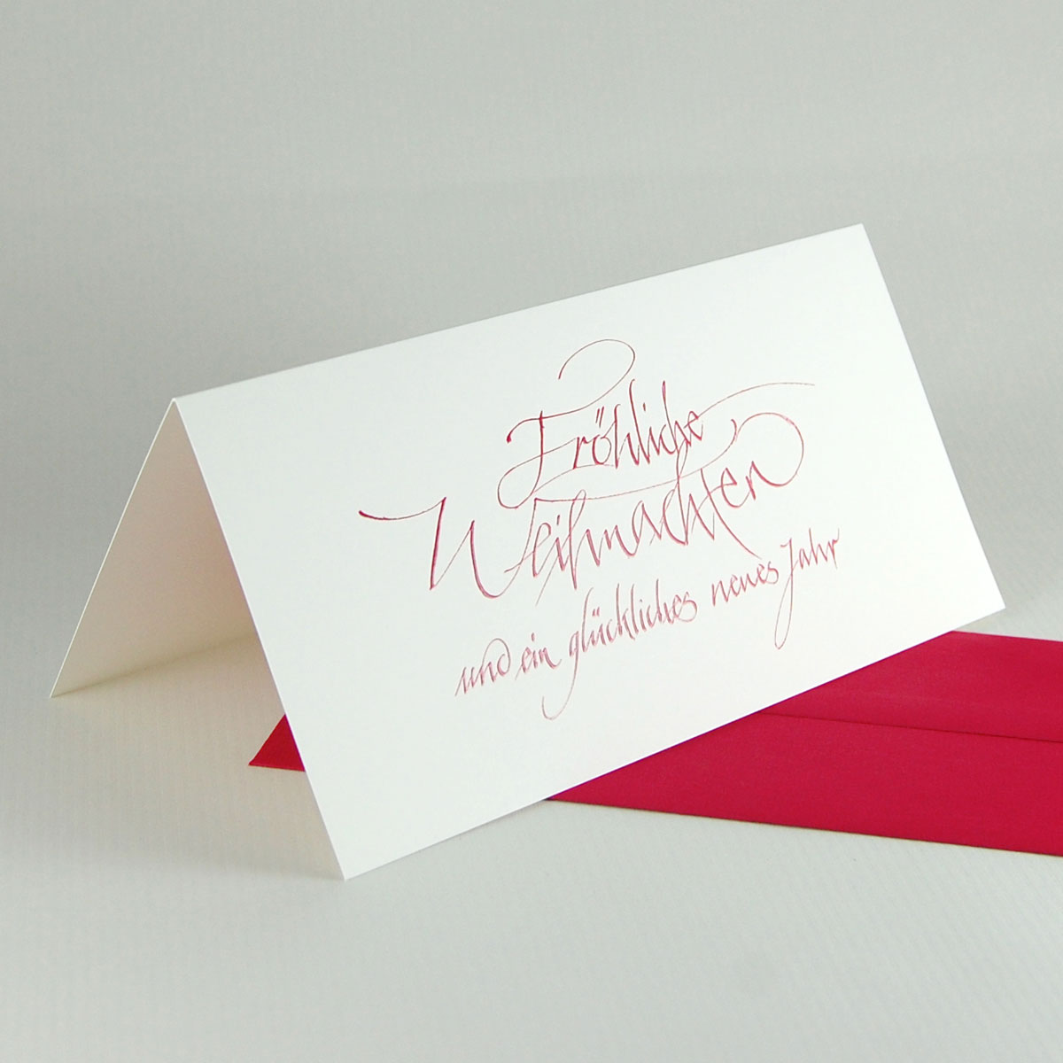 Fröhliche Weihnachten und ein glückliches neues Jahr, Weihnachtskarten mit roter Kalligrafie und roten Umschlägen
