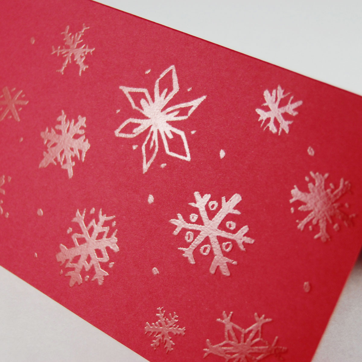 rote Weihnachtskarten mit Schneeflocken aus UV-Relief-Lack