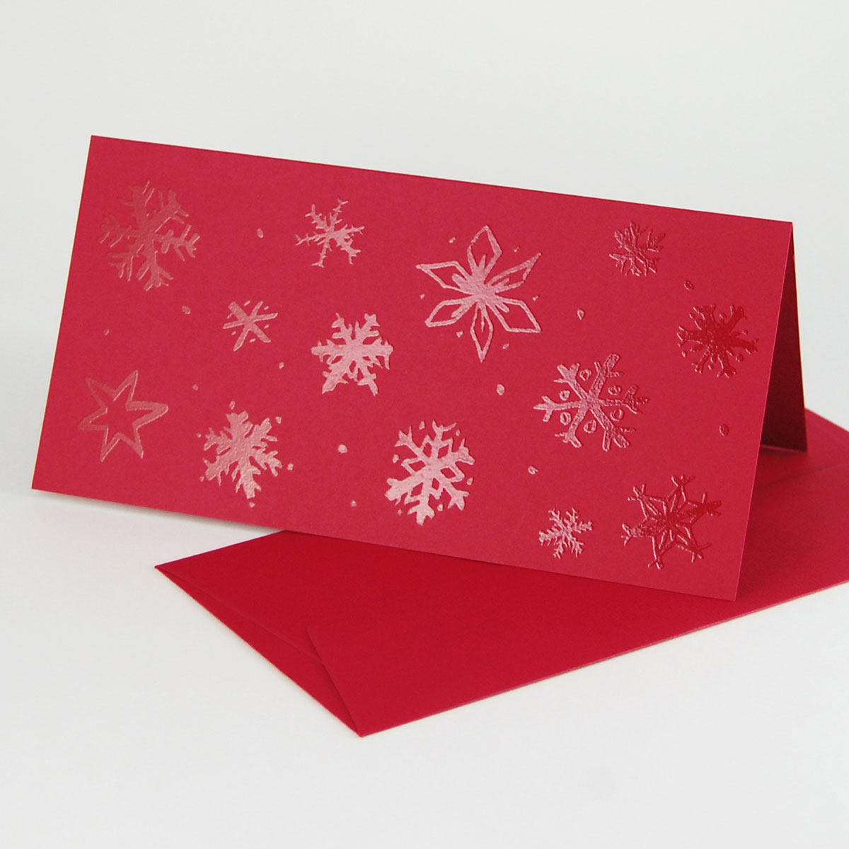 Schneeflocken, rote Weihnachtskarten mit roten Umschlägen