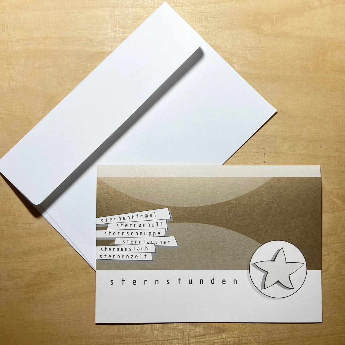 goldene Weihnachtskarte sternstunden, mit wei&szlig;en Recyclingumschl&auml;gen