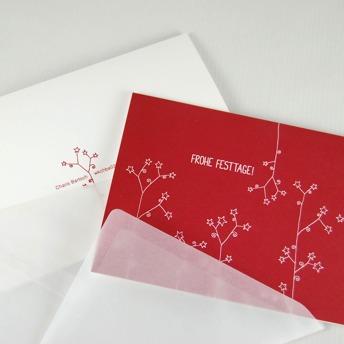 rote Design-Weihnachtskarten mit transparenten Umschlägen