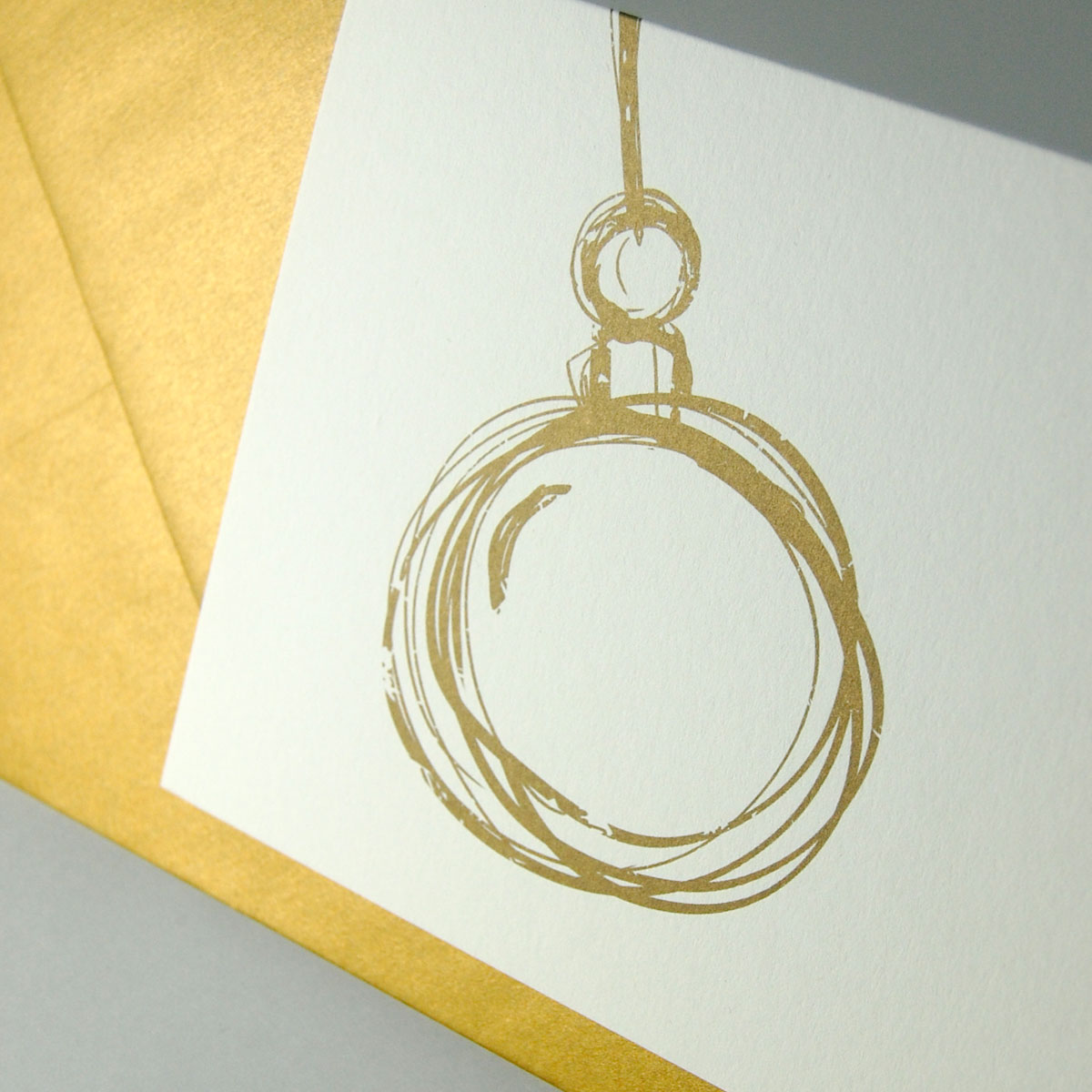 Schwingende Christbaumkugel, edle Recycling-Weihnachtskarten mit goldenem Umschlag