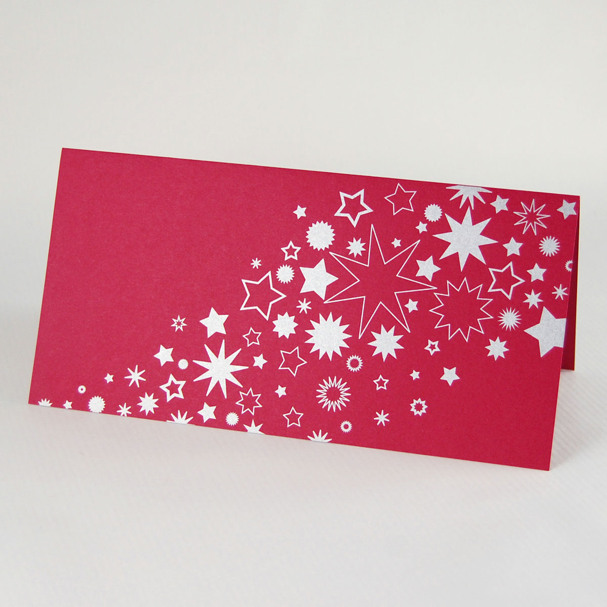 rote Design-Weihnachtskarte mit einem silbernen Sternenregen