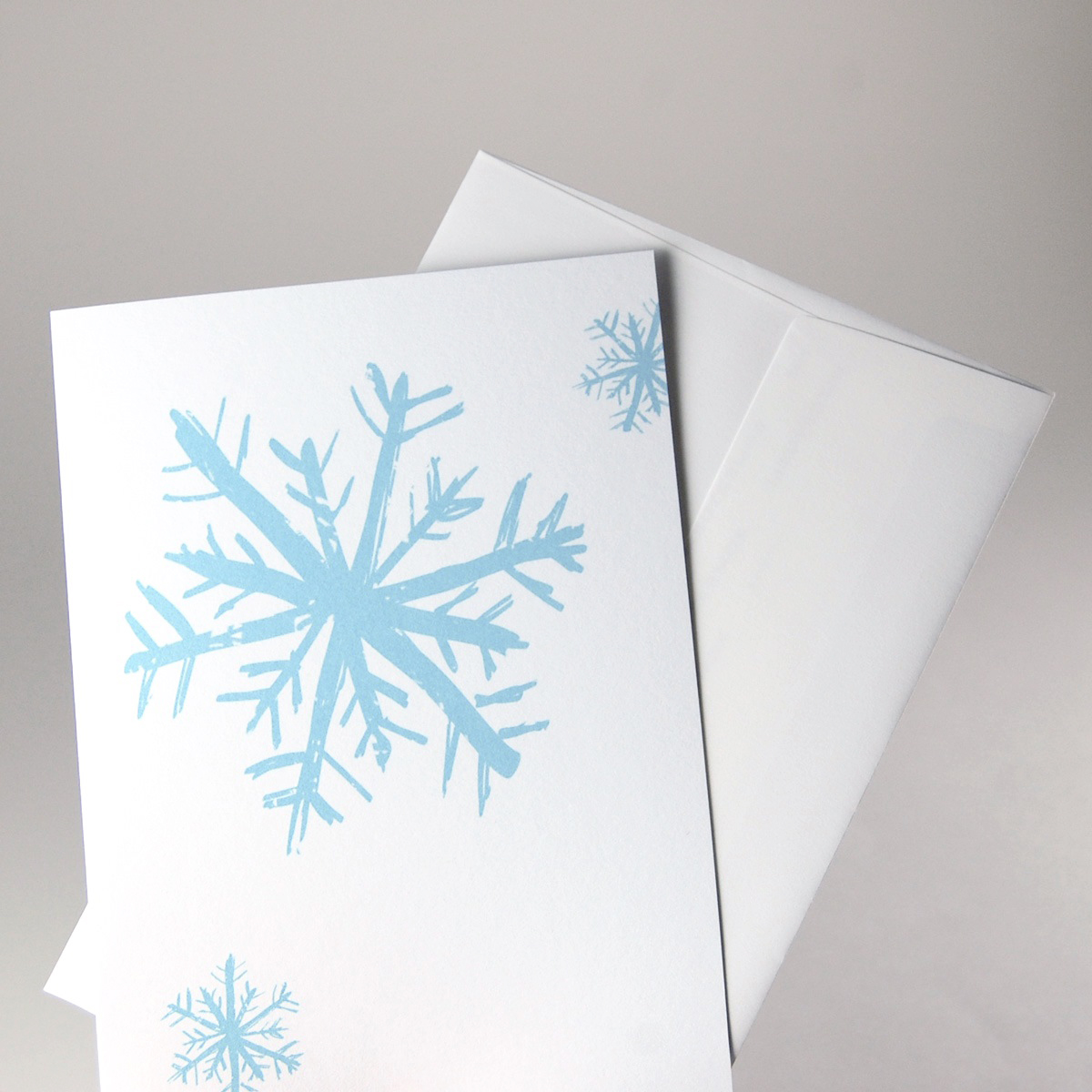 blau-weiße Weihnachtskarten mit weißen, haftklebenden Umschlägen
