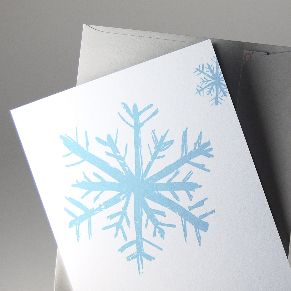 blau-weiße Recycling-Weihnachtskarten mit hellgrauen, haftklebenden Recyclingumschlägen