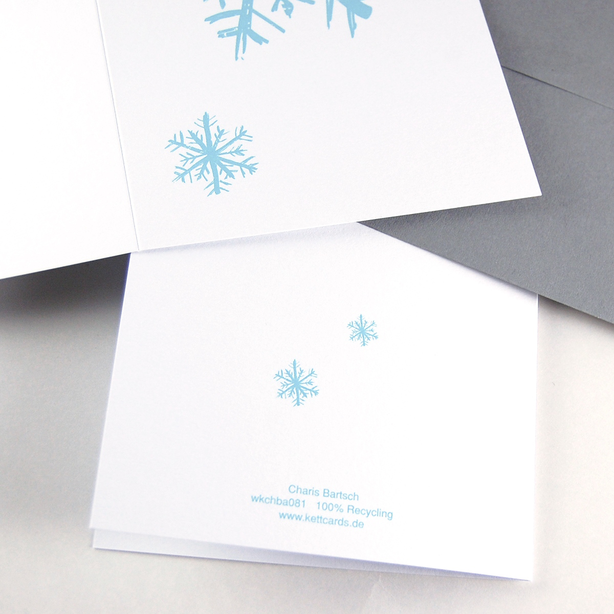 blau-weiße Recycling-Weihnachtskarten mit steingrauen, haftklebenden Recyclingumschlägen