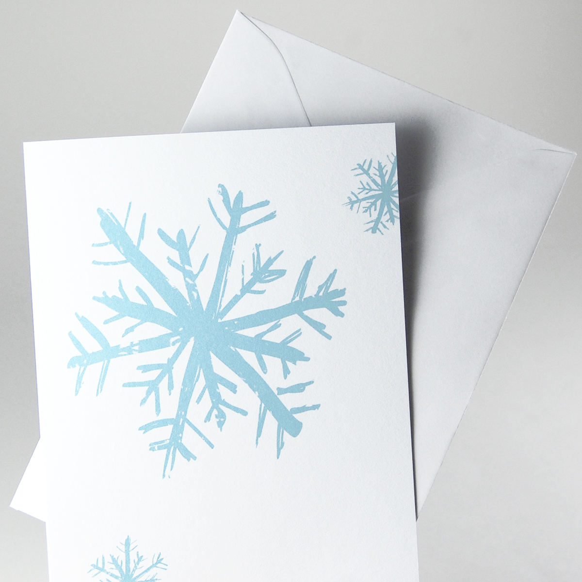 blau-weiße Weihnachtskarten mit weißen, gefütterten Kuverts