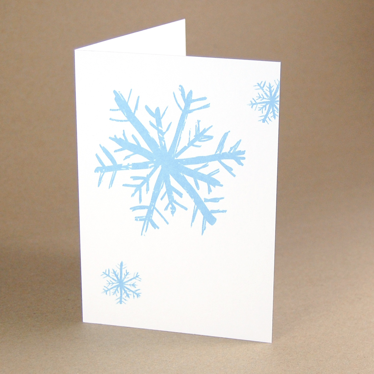 blau-weiße Recycling-Weihnachtskarten mit Schneeflocken