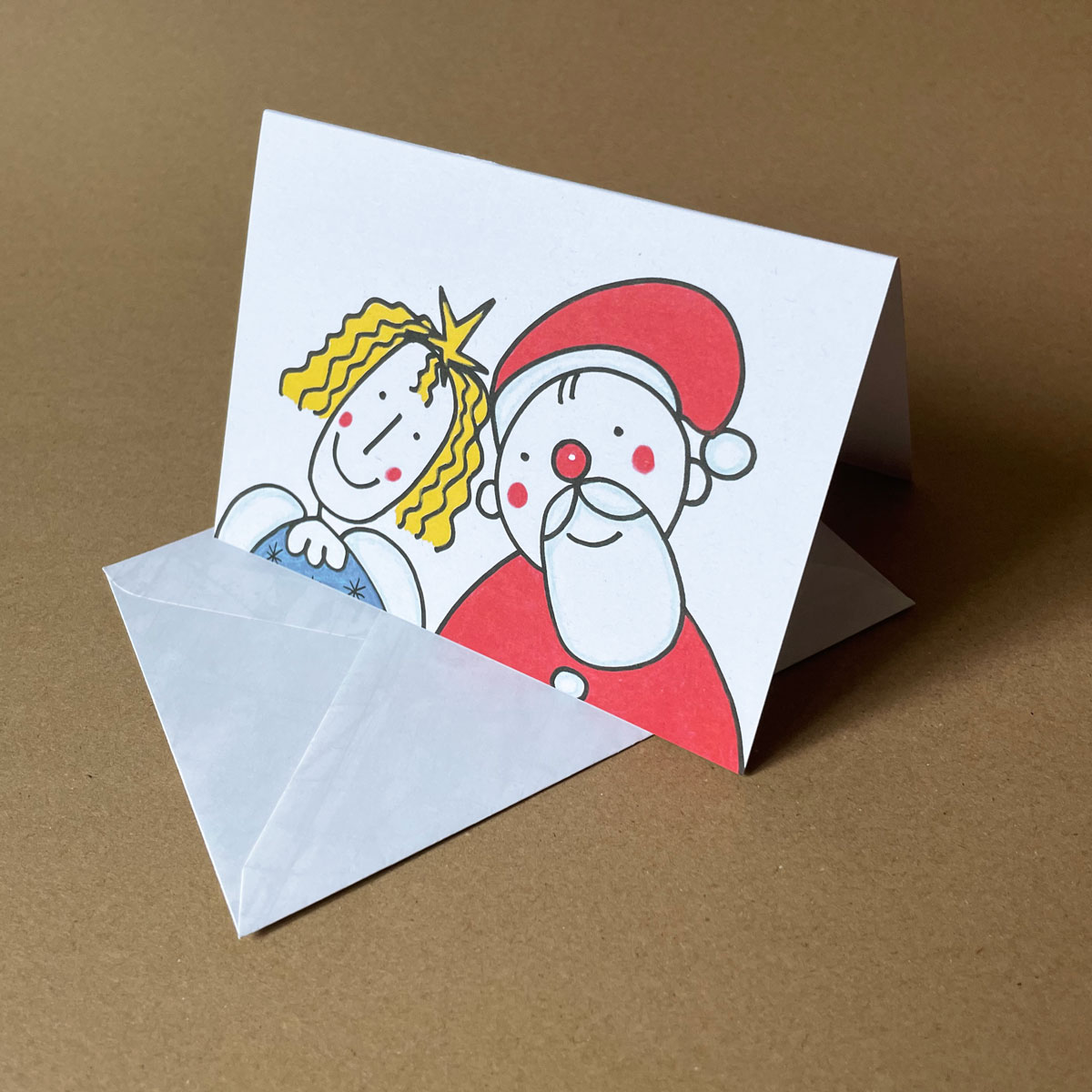 Engel und Weihnachtsmann friedlich zusammen, Recycling-Weihnachtskarten mit Recyclingumschlägen