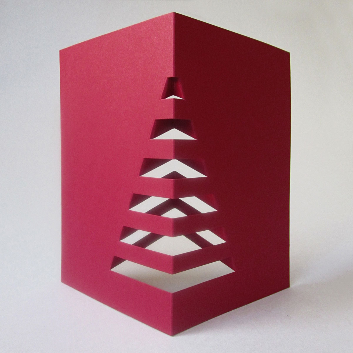 dunkelrote Recycling-Weihnachtskarten mit Weihnachtsbaum für den Schreibtisch