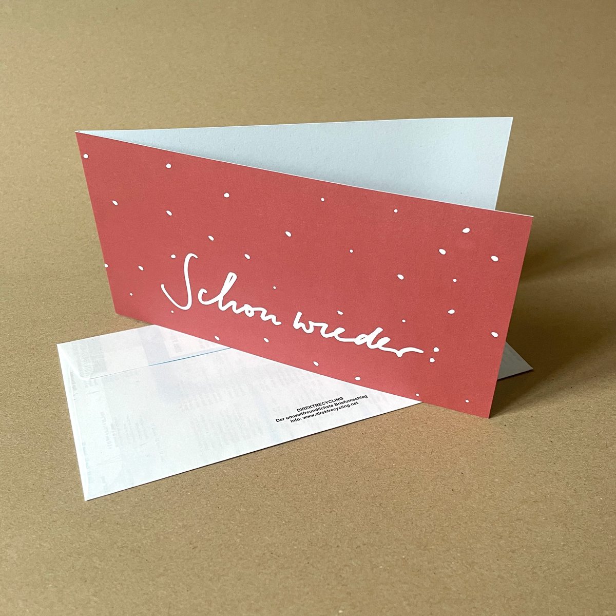 rote Weihnachtskarten auf Recyclingkarton mit passenden Kuverts
