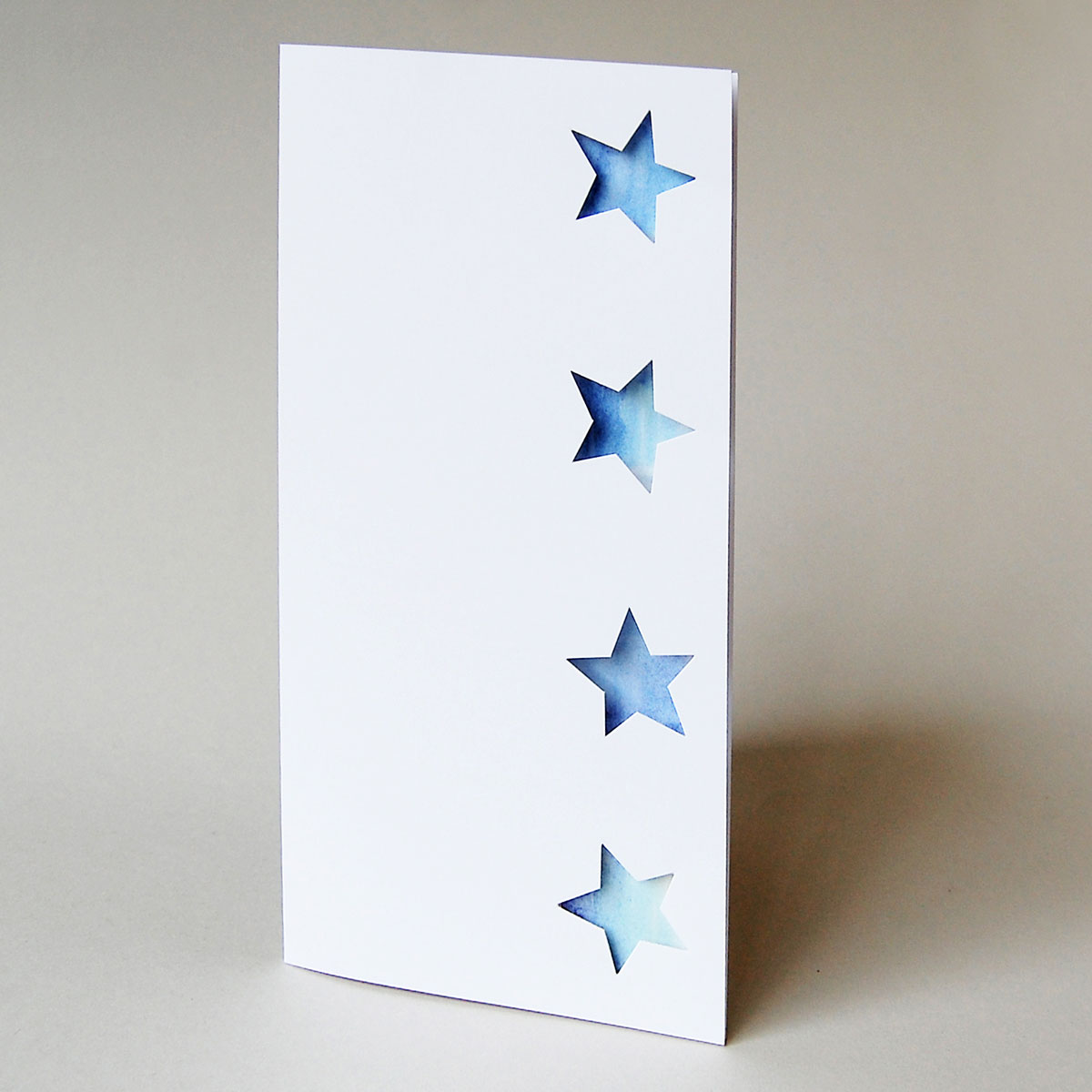 Design-Weihnachtskarte mit gestanzten Sternen
