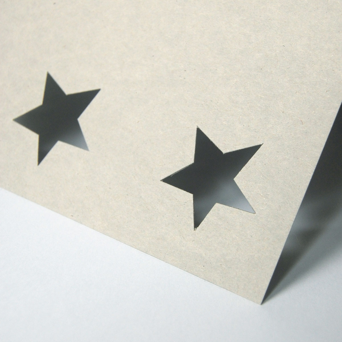 Weihnachtskarten aus umweltfreundlicher Graupappe mit gestanzten Sternen