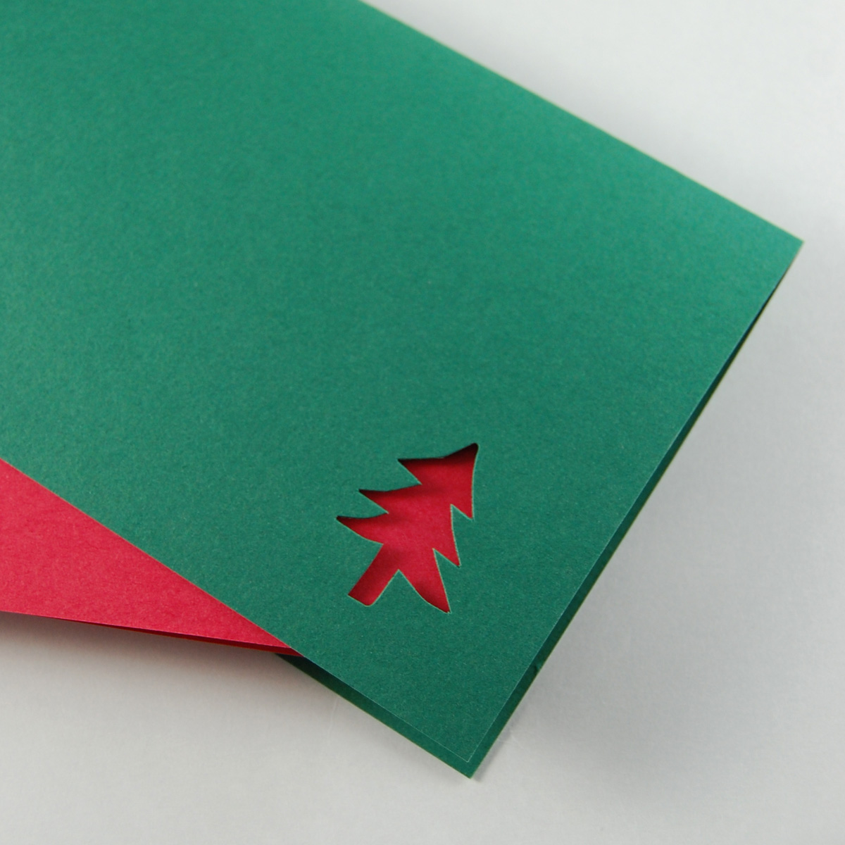 grüne Weihnachtskarte mit roten Einlegeblättern