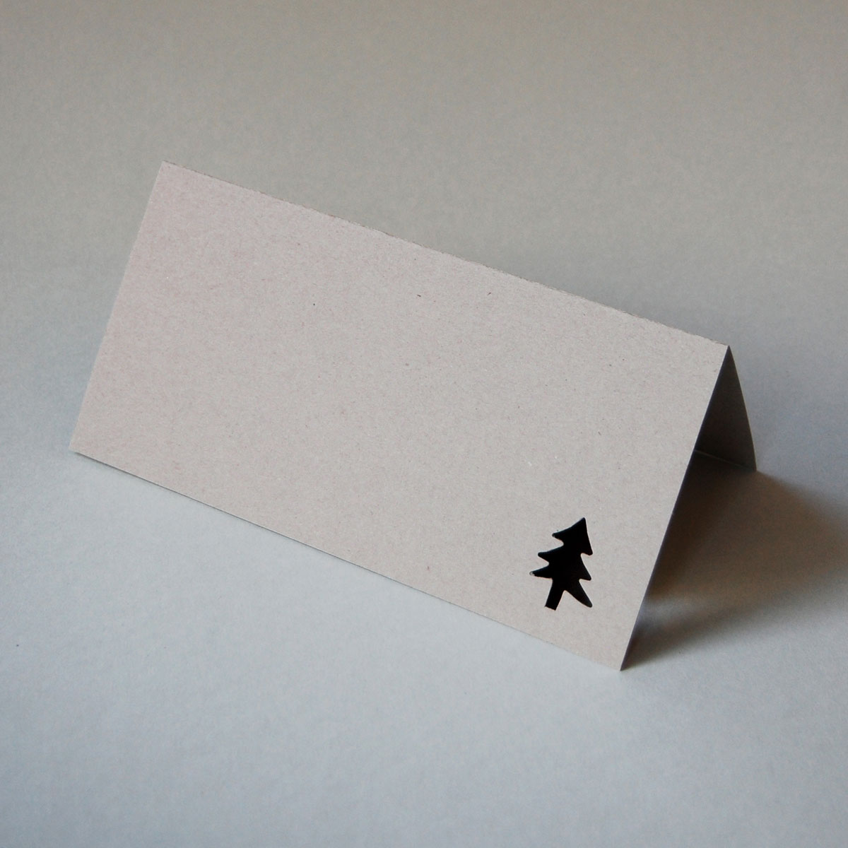 graue Weihnachtskarte mit ausgestanztem Tannenbaum, Graupappe 100 % Recycling