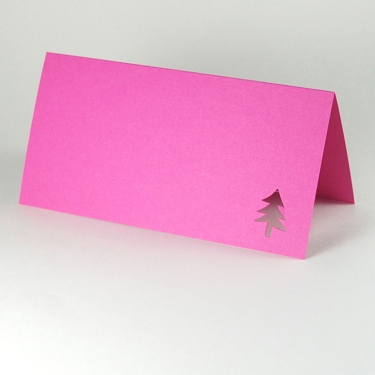 pinke Weihnachtskarte mit ausgestanztem Tannenbaum