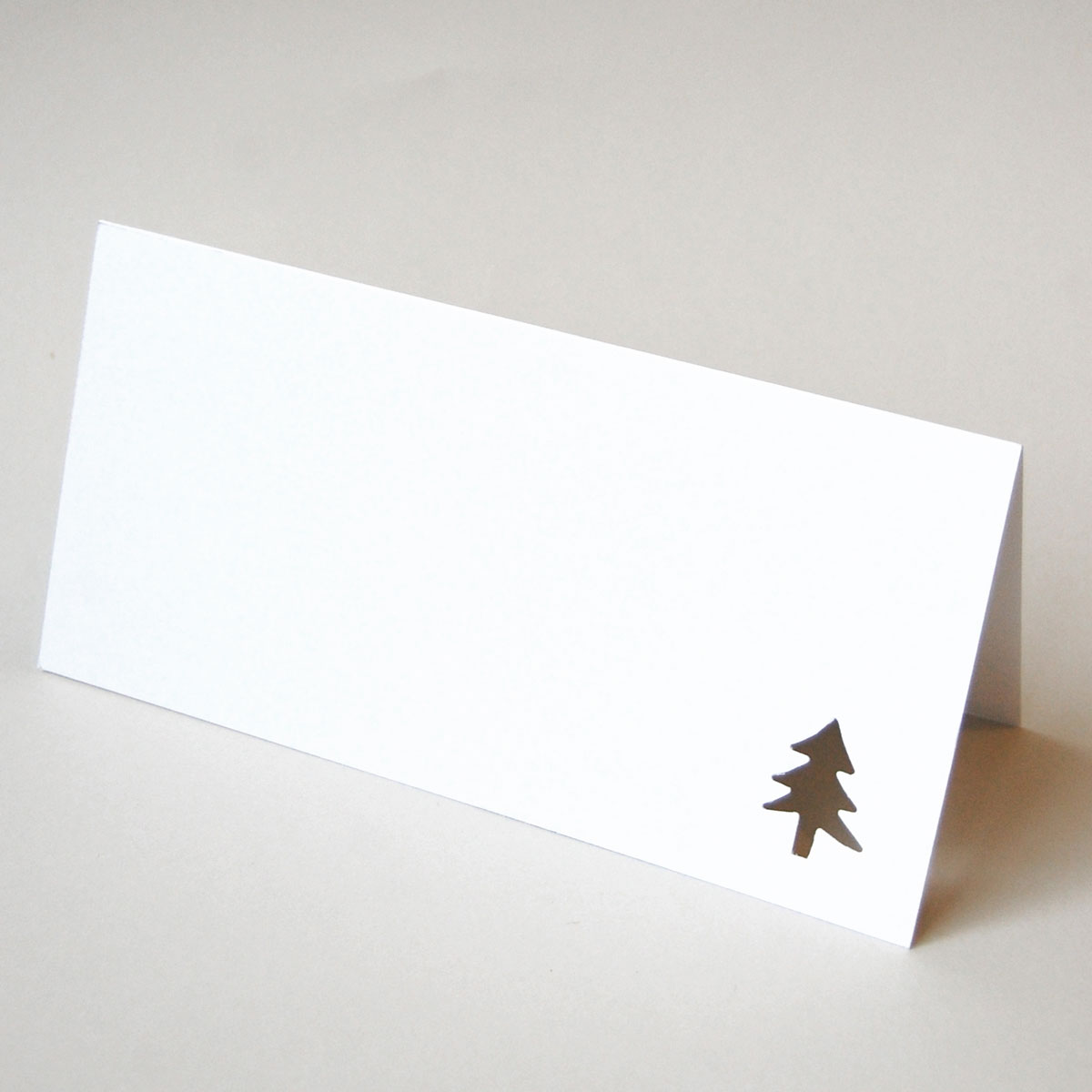 naturweiße Weihnachtskarten mit ausgestanztem Tannenbaum
