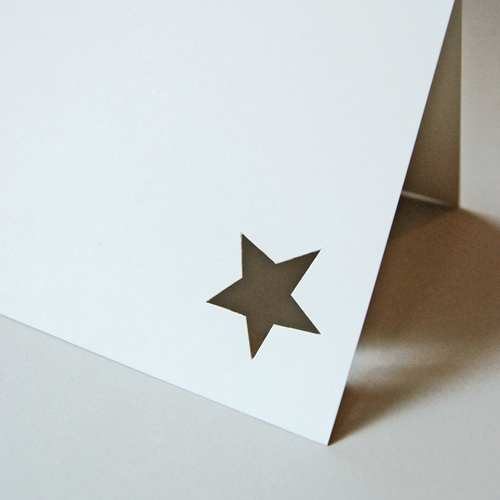 weiße Weihnachtskarten mit gestanztem Stern