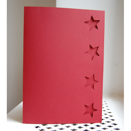 rote, unbedruckte Weihnachtskarten mit gestanzten Sternen